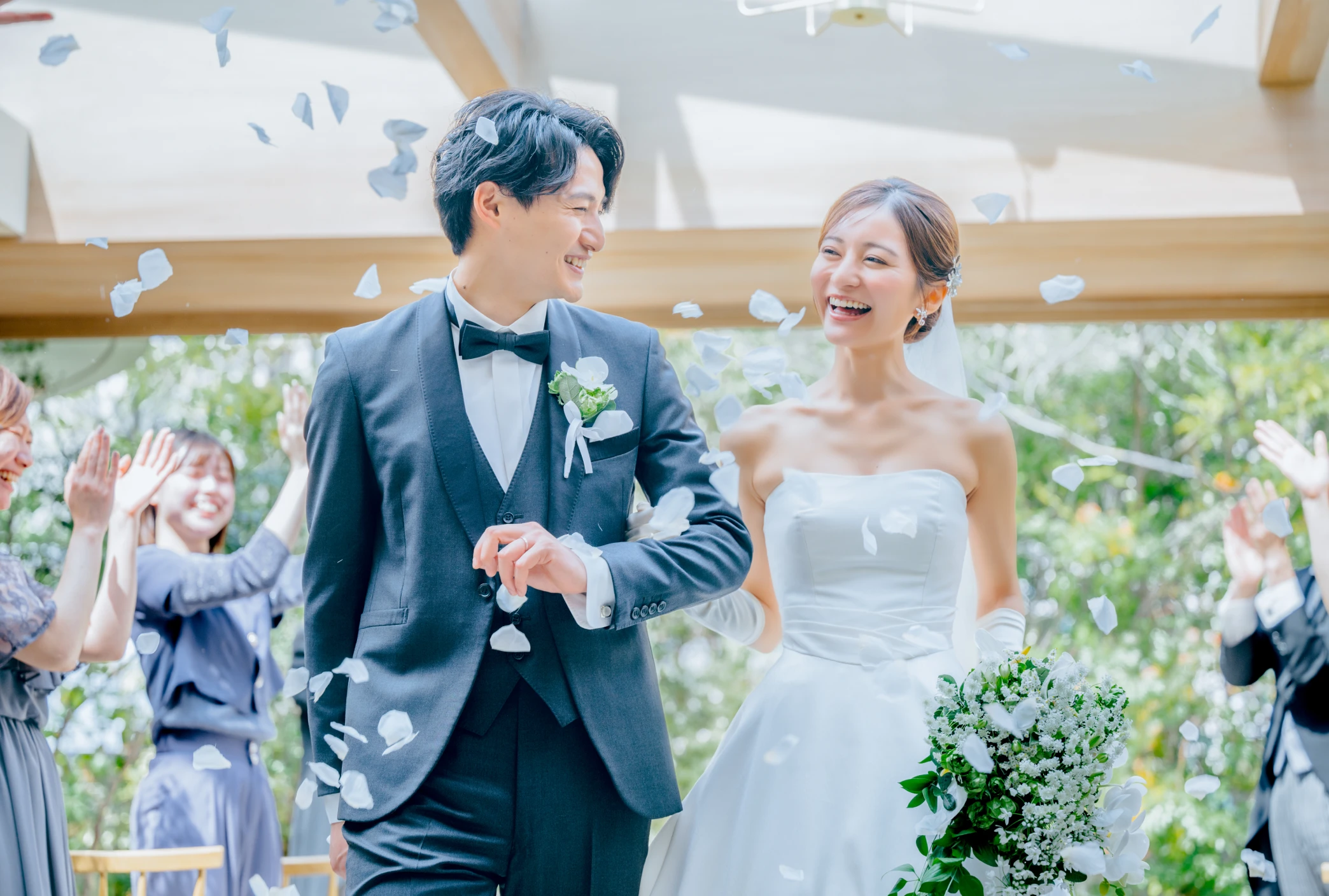 降りそそぐ光とともにふたりの未来がきらめく