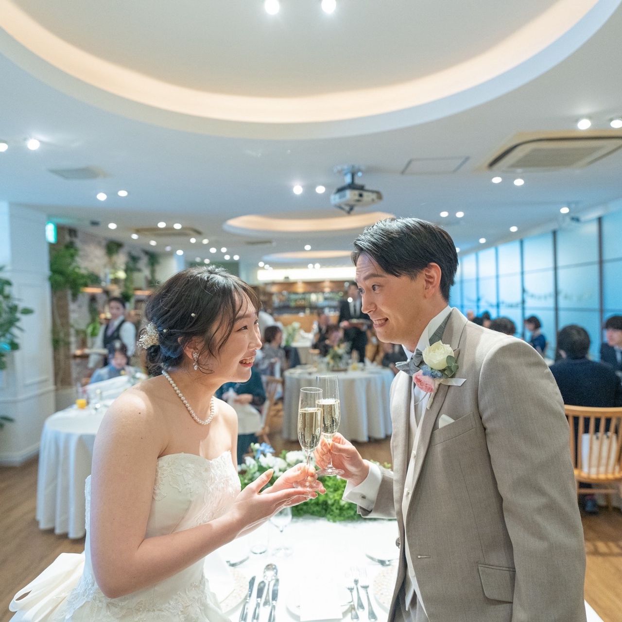 ナチュラルテイストでたくさんのお花やグリーンに囲まれながら、あたたかくおしゃれな雰囲気で披露宴を行うことができました。