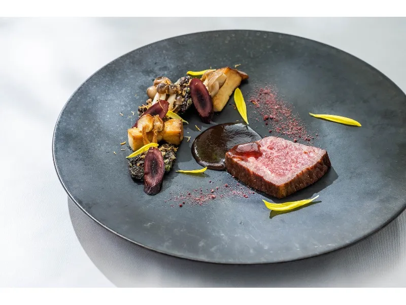 メインは牛フィレ肉のグリルで贅沢に仕上げたフォーマルなフルコース・お一人様/8,000円（※オプションにてフリードリンクをご用意可能）